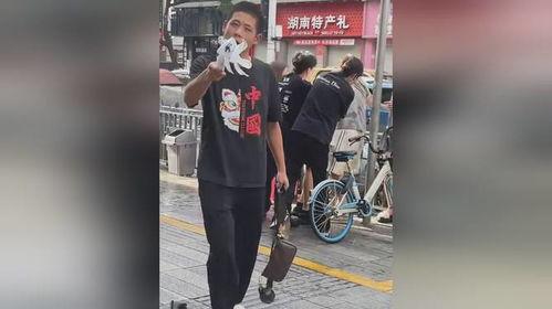 路边吃瓜小伙视频播放,揭秘网络热传背后的故事