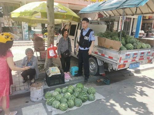 卖服装吃瓜,卖服装吃瓜的夏日风情