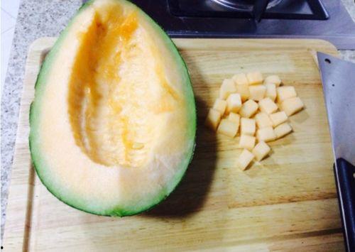 怎样吃哈密瓜,轻松解锁夏日清新口感