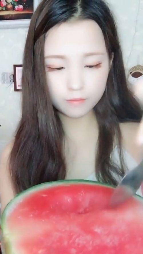 混血小姐姐吃瓜,一场跨界美食盛宴